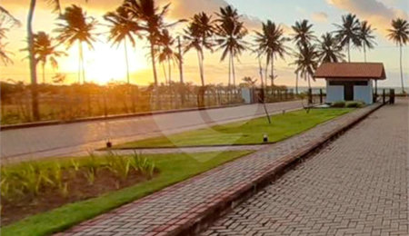 Entrada do Mar de Japaratinga iluminada pelo pôr do sol