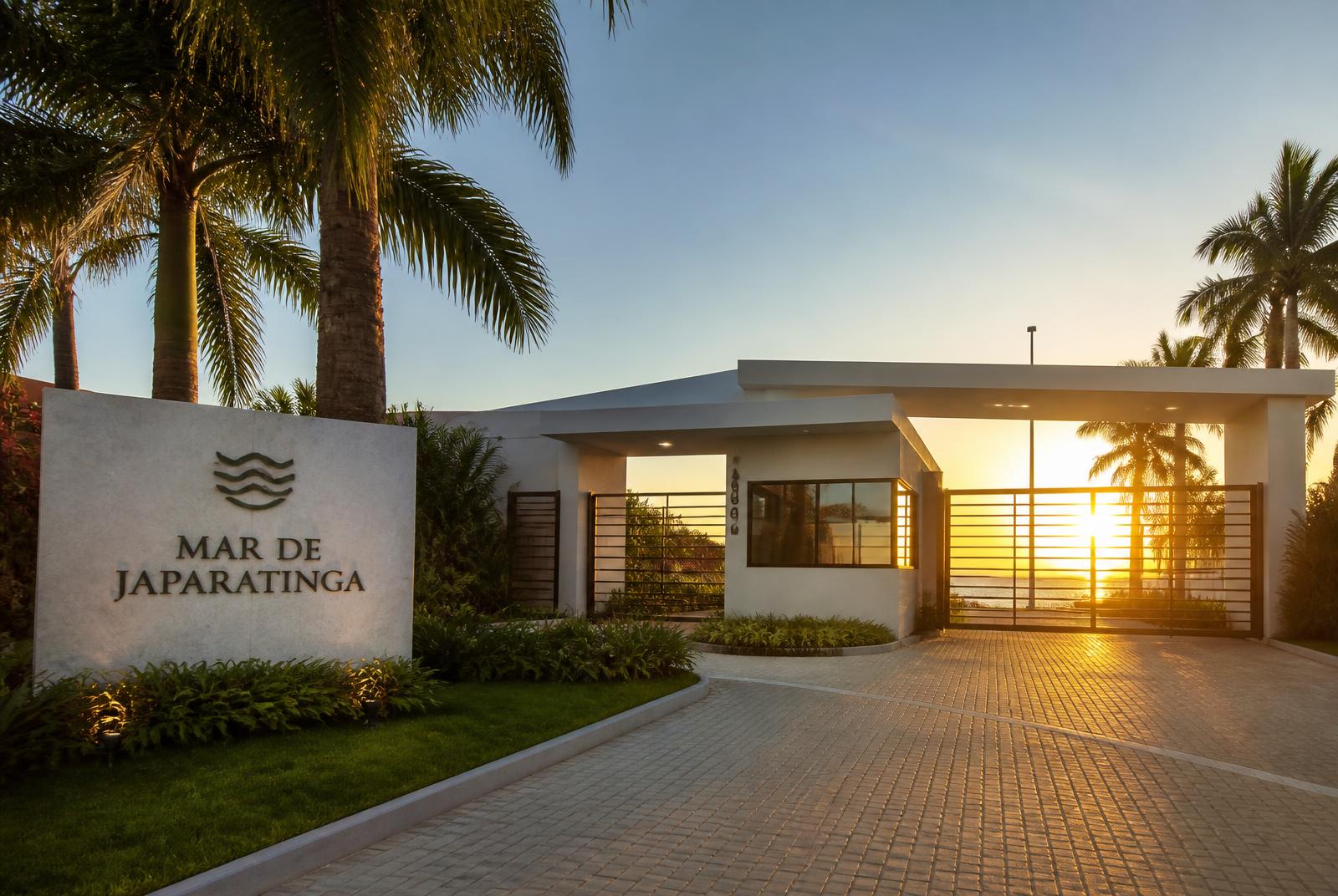 Entrada do condomínio Mar de Japaratinga ao pôr do sol